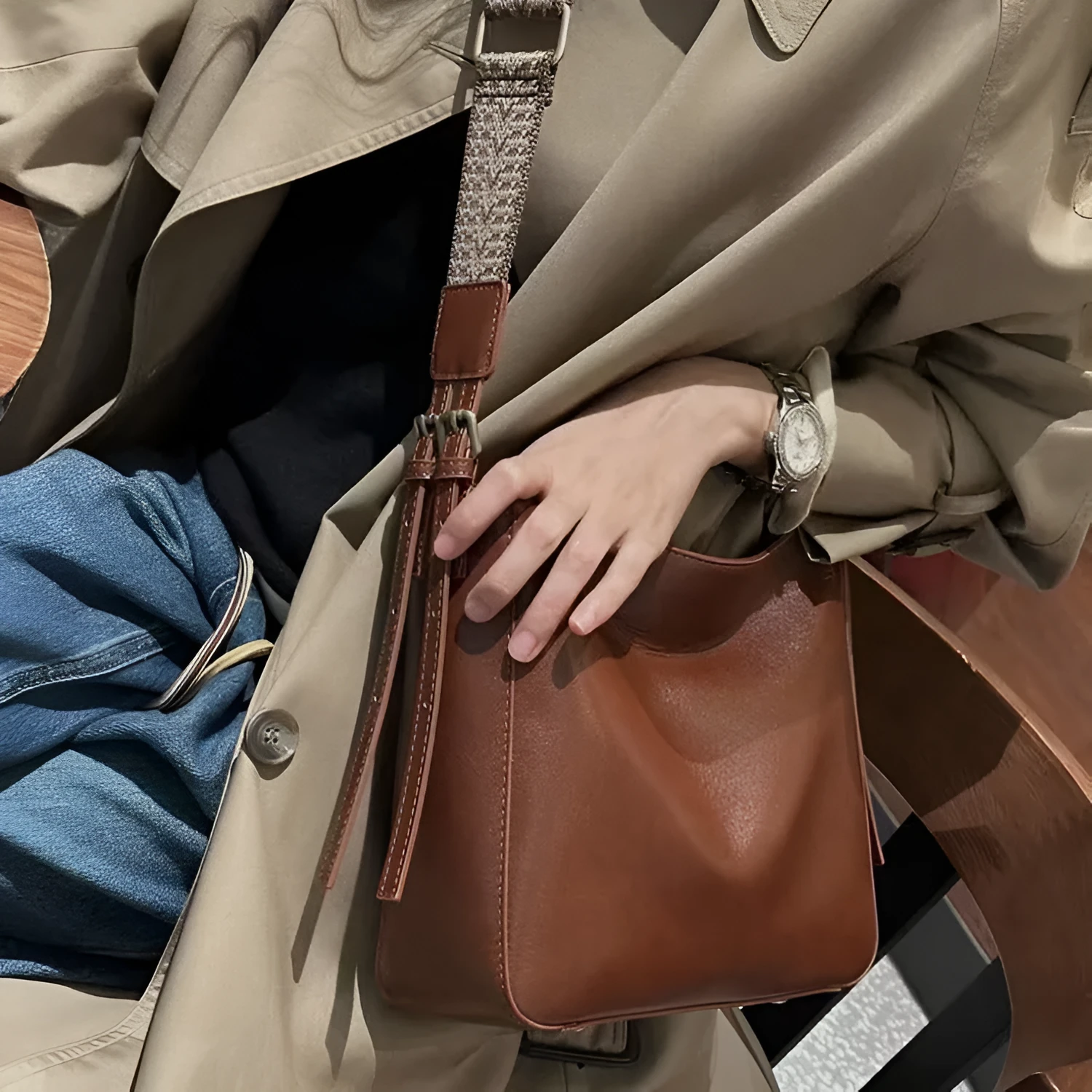 Genuine leather women's shoulder messenger bag in urban simplicity style with multiple internal compartments