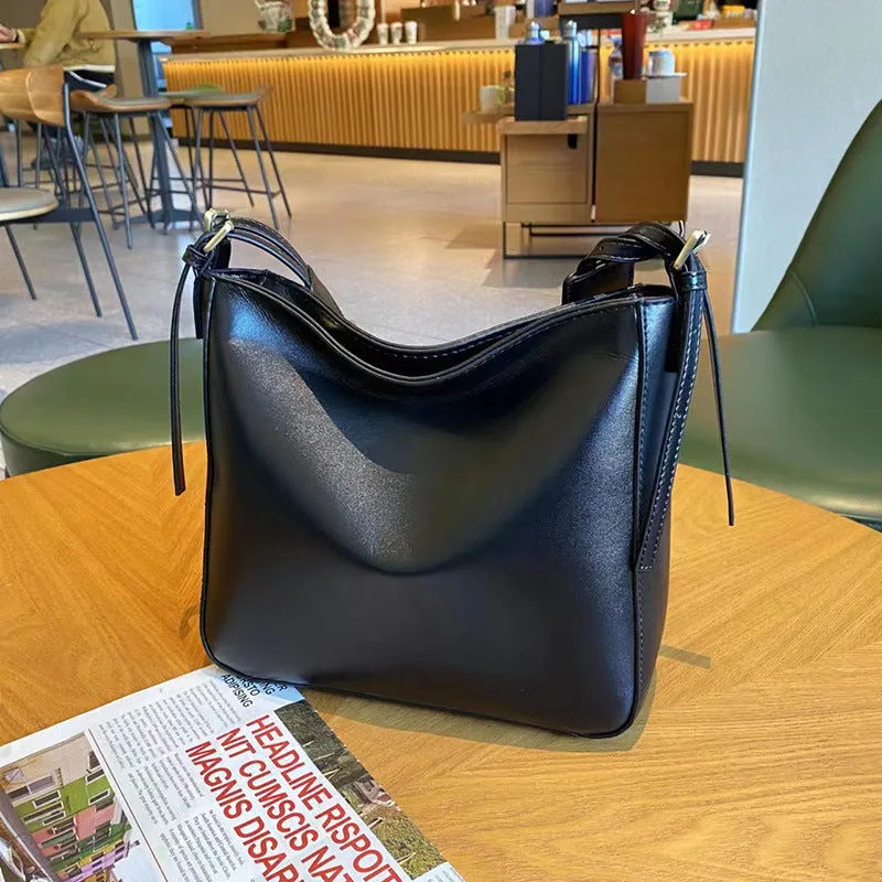 Genuine leather women's shoulder messenger bag in urban simplicity style with multiple internal compartments