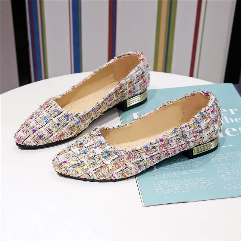 Women's low-cut canvas shoes with pointed toe and floral pattern in black or white colour options