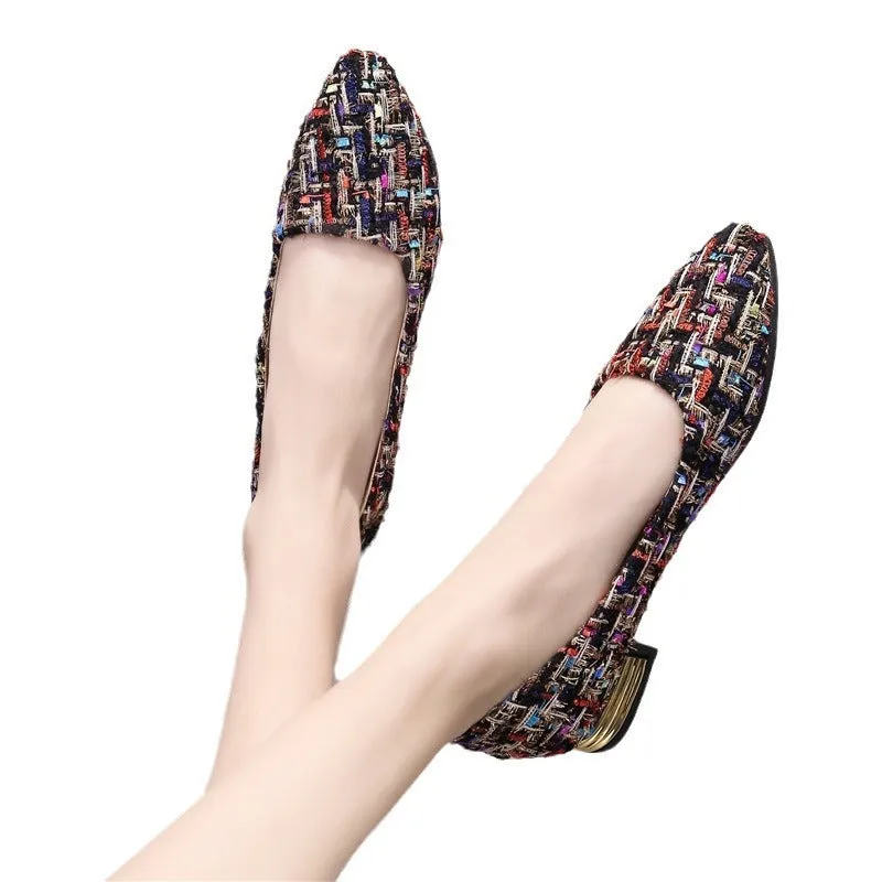 Women's low-cut canvas shoes with pointed toe and floral pattern in black or white colour options