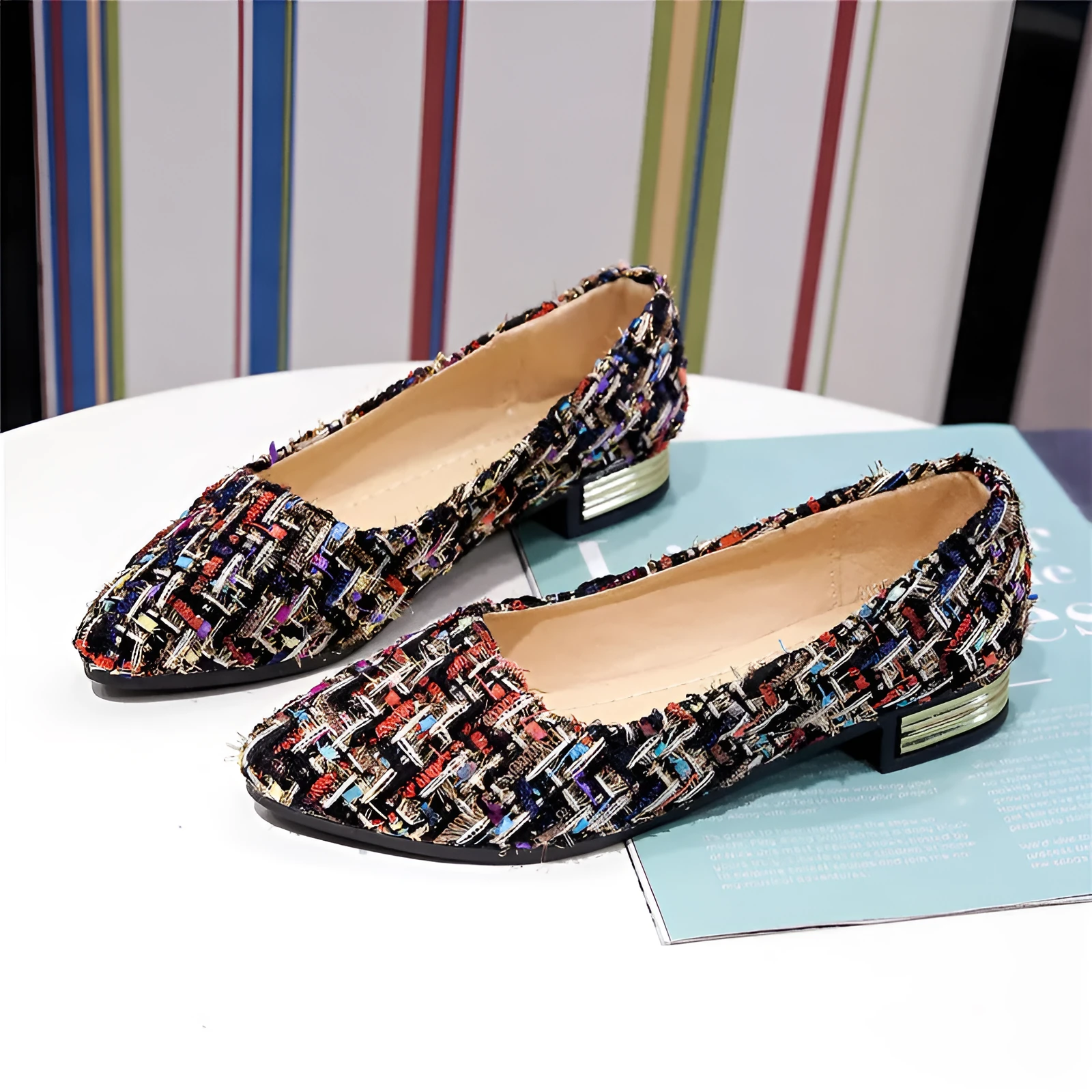 Women's low-cut canvas shoes with pointed toe and floral pattern in black or white colour options