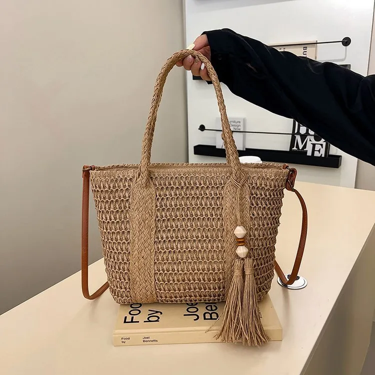 Women's straw crossbody shoulder bag in woven design with large capacity