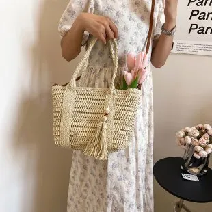 Women's straw crossbody shoulder bag in woven design with large capacity