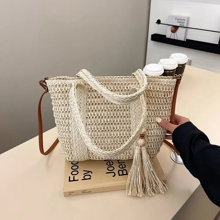 Women's straw crossbody shoulder bag in woven design with large capacity