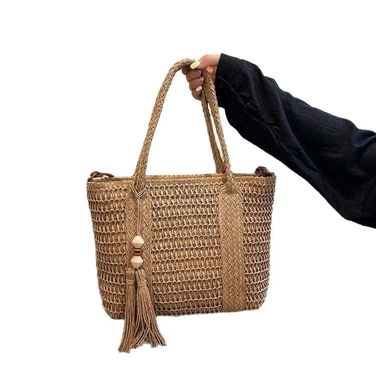 Women's straw crossbody shoulder bag in woven design with large capacity