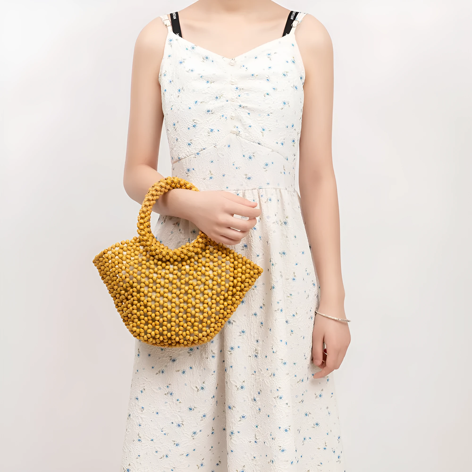 Maple wood hand-woven handbag with wooden beads in dumpling shape measuring 13x7x18cm