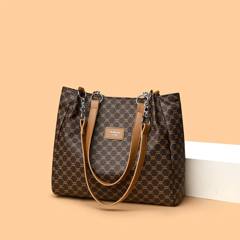 Retro women's handbag in soft brown PU leather with polyester lining.