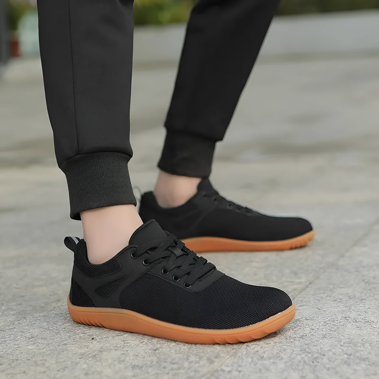 Wide-toe running sports shoes with breathable mesh upper and low-heel beef tendon sole in neutral colors