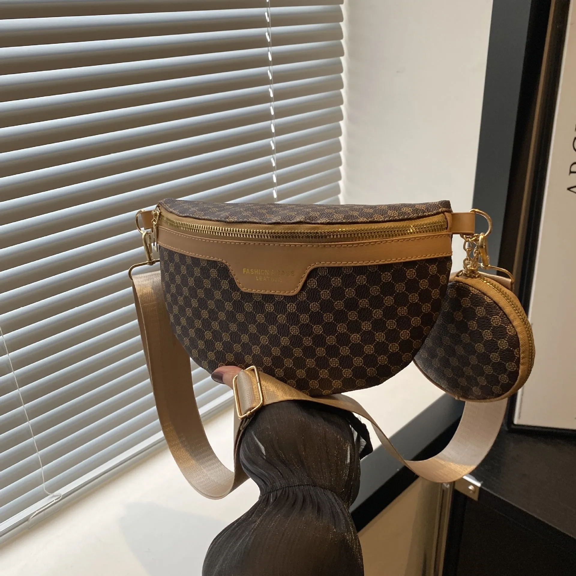 Retro printed portable PU crossbody bag in coffee colour with sewing thread detailing and sandwich pocket