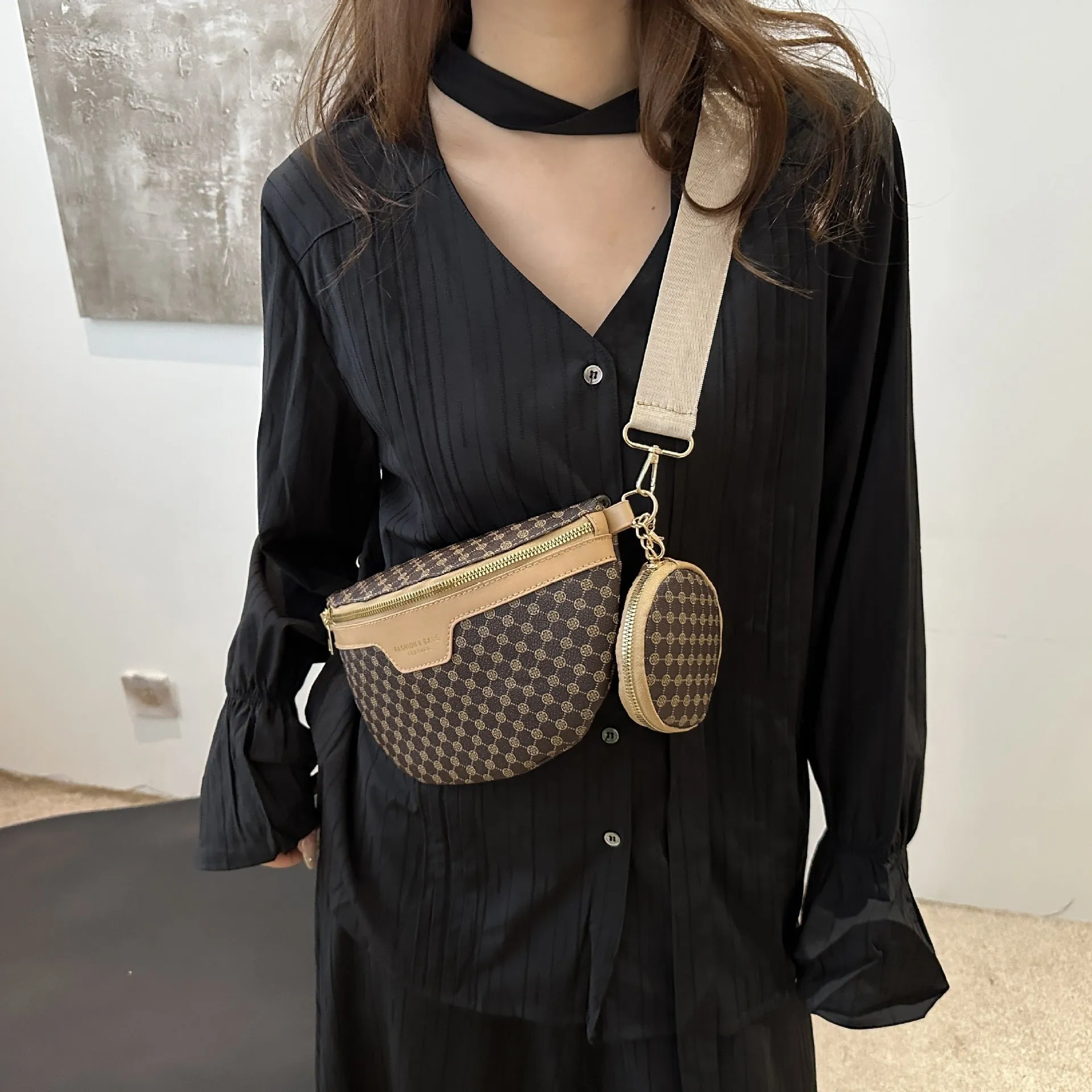 Retro printed portable PU crossbody bag in coffee colour with sewing thread detailing and sandwich pocket