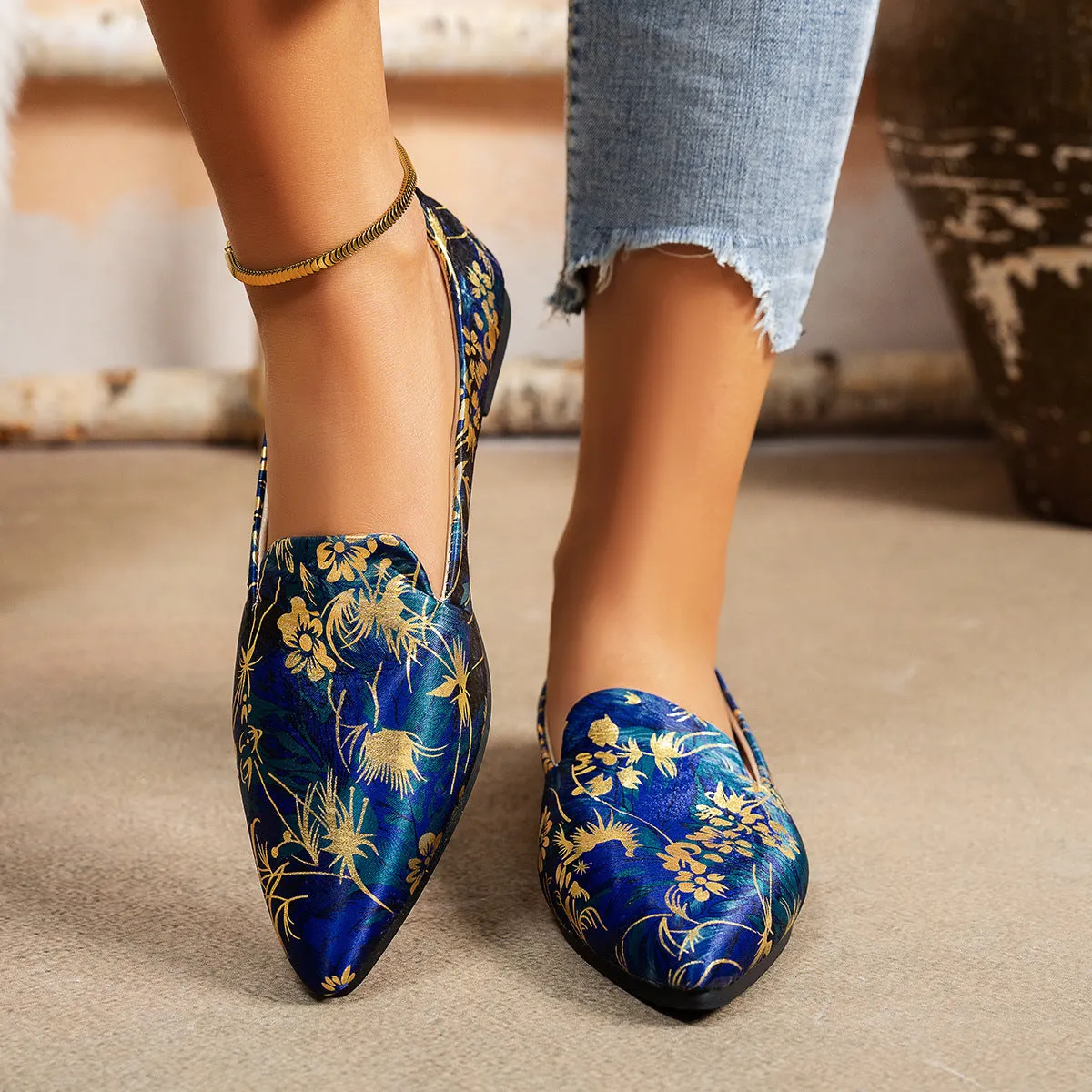 Women's printed shallow mouth pointed flat pumps with low stiletto heel in black mesh upper