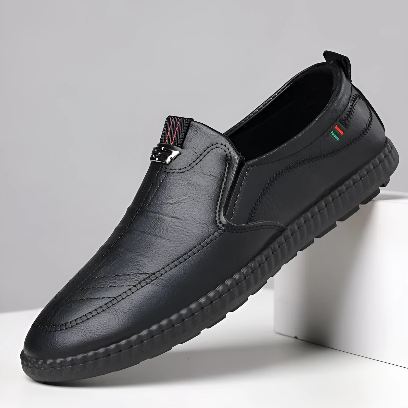 Men's casual solid colour low top leather shoes with round toe, available in black and brown sizes 39-44