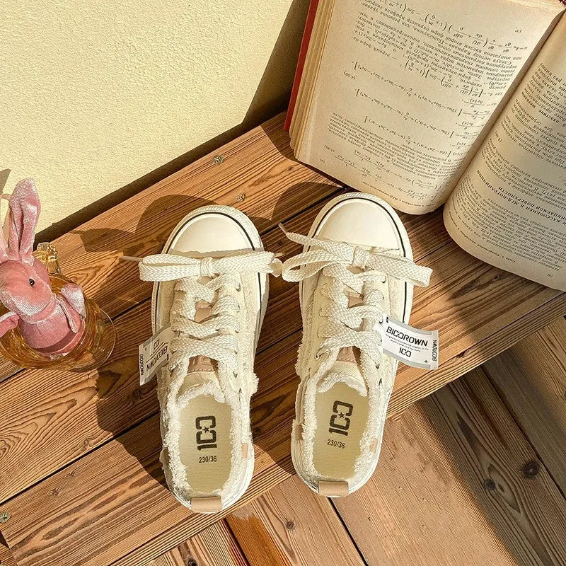 Women's low-top canvas shoes in solid colour with vulcanised rubber sole, available in beige, black, and pink.