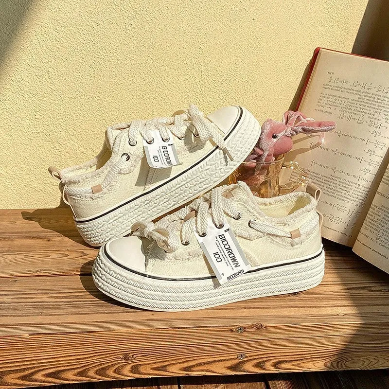 Women's low-top canvas shoes in solid colour with vulcanised rubber sole, available in beige, black, and pink.