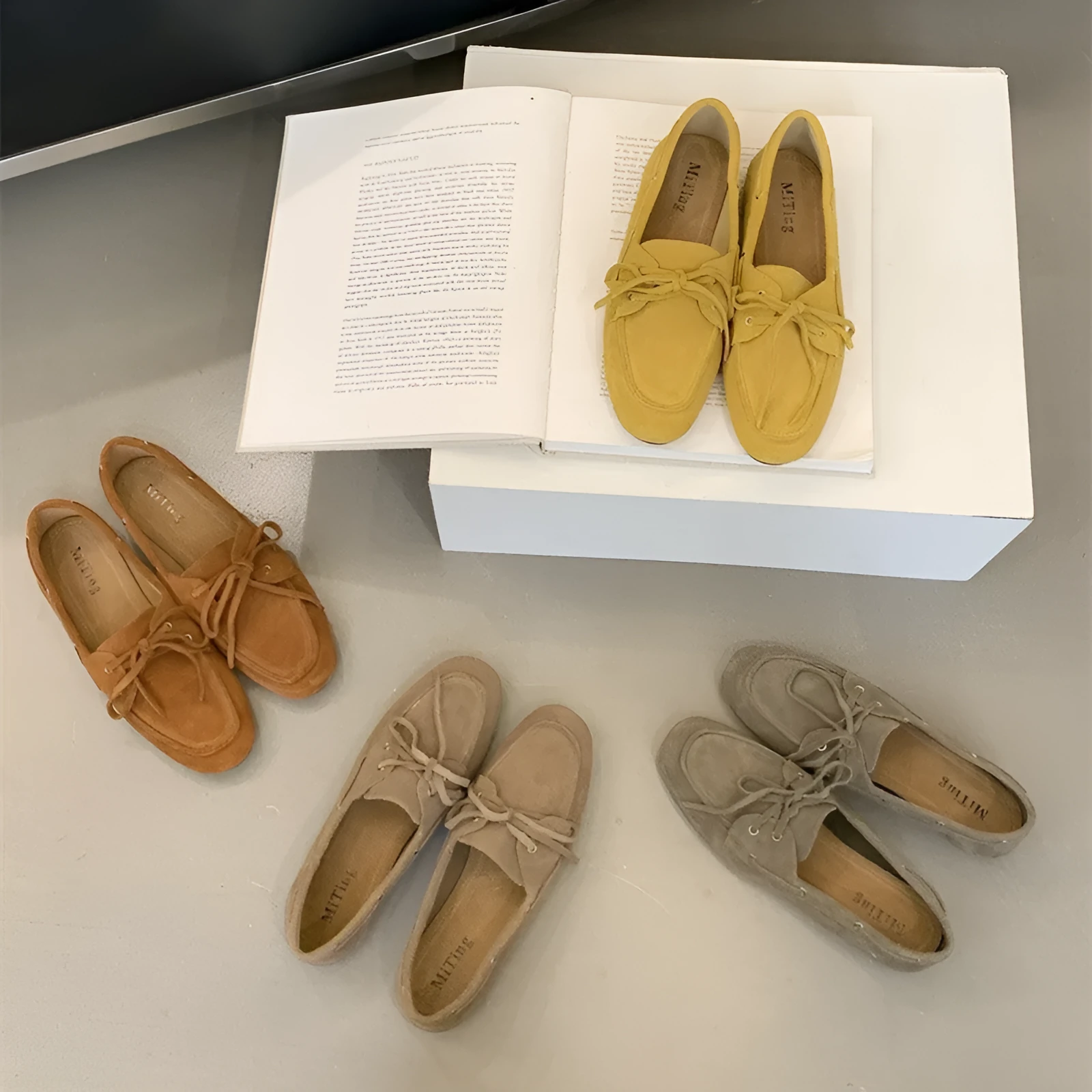 Solid colour retro round head low heel pump shoes for women, thick heel, shallow mouth, available in brown, green, khaki, yellow