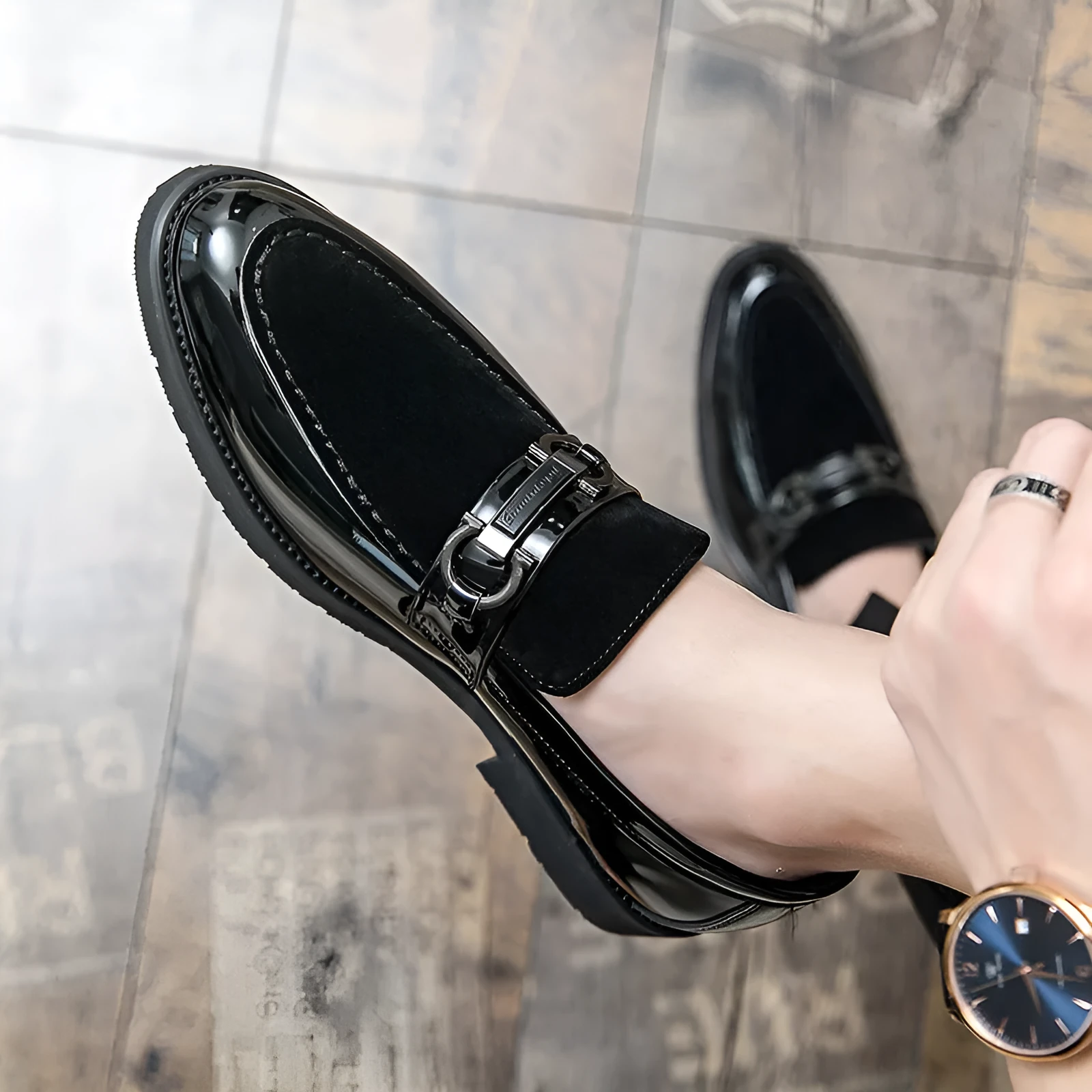 Men's pointed casual leather shoes in solid colour with patent leather finish low wedge heel
