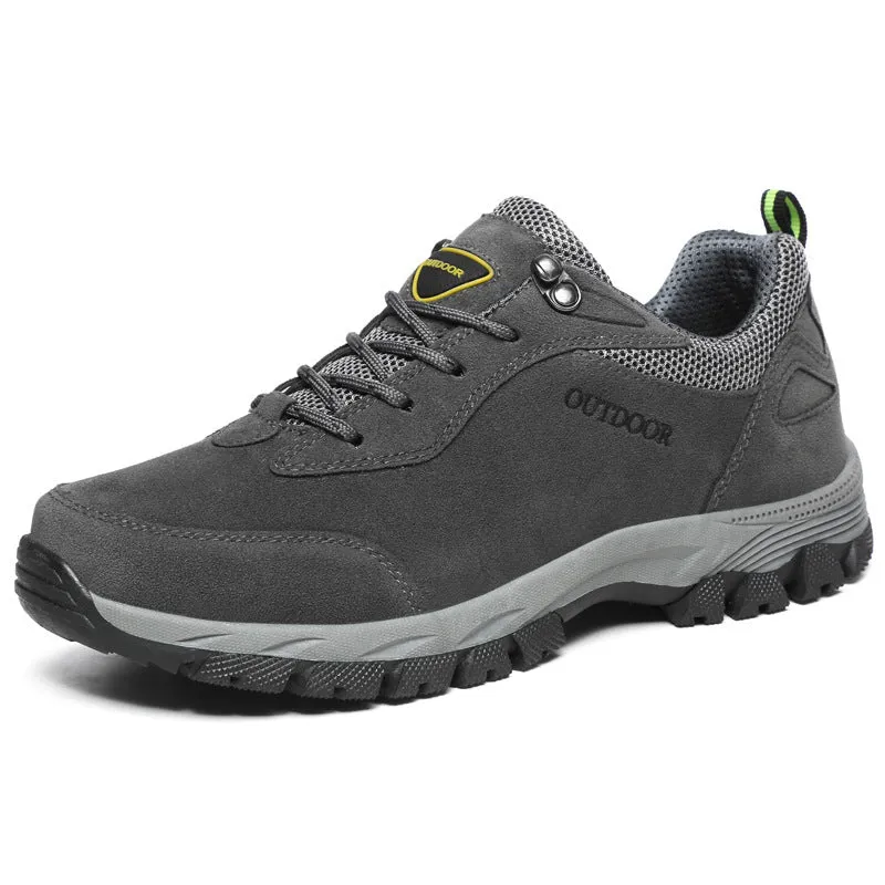 Men's low-cut outdoor hiking shoes in army green with cloth interior and viscose sole