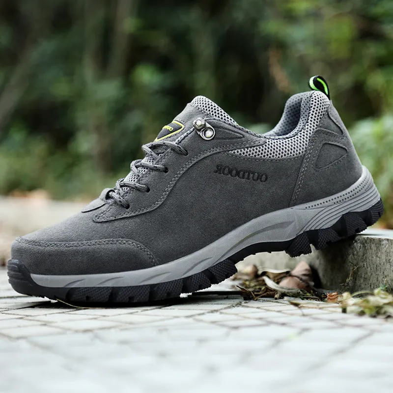 Men's low-top hiking shoes in army green with mesh lining and viscose sole for leisure walking