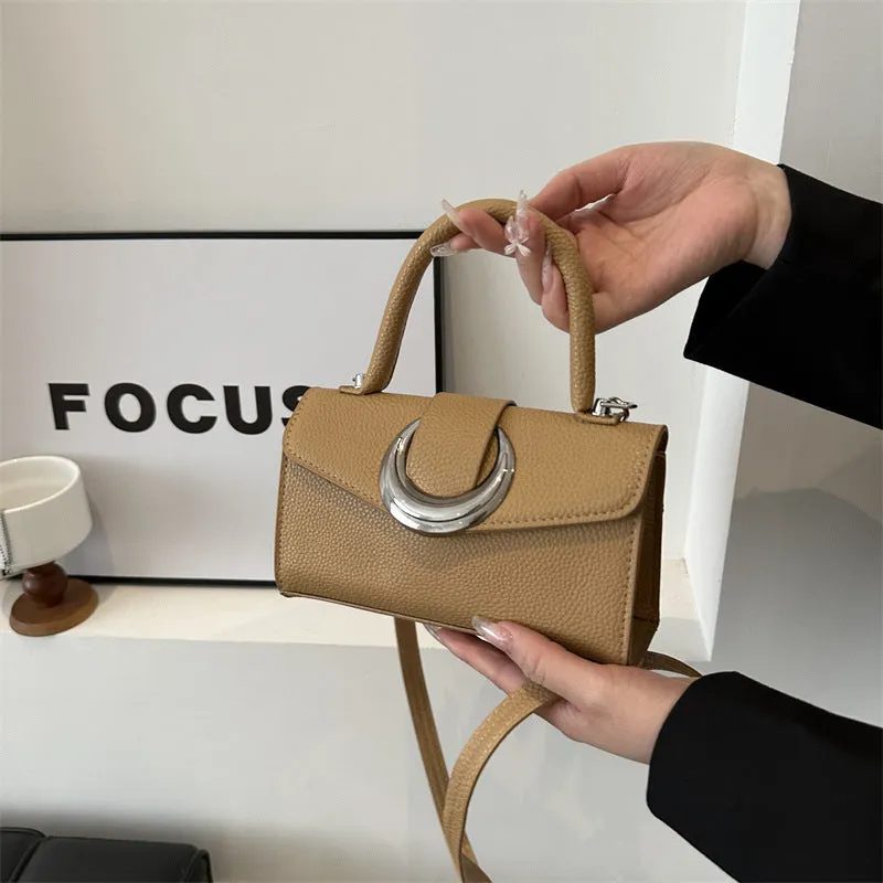 Retro women's hard clamshell crossbody bag in PU, horizontal square shape 19x11.5x6.5cm with sewing thread detail