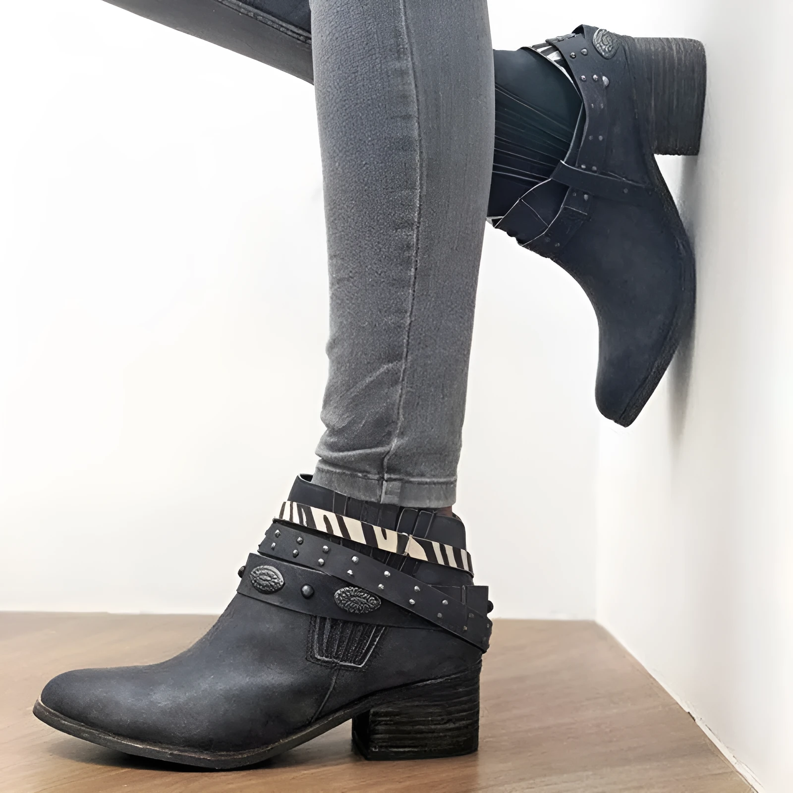 Women's vintage high heel shoes with tassel detail, round toe, back-tie fastening, thick block heel, black or brown