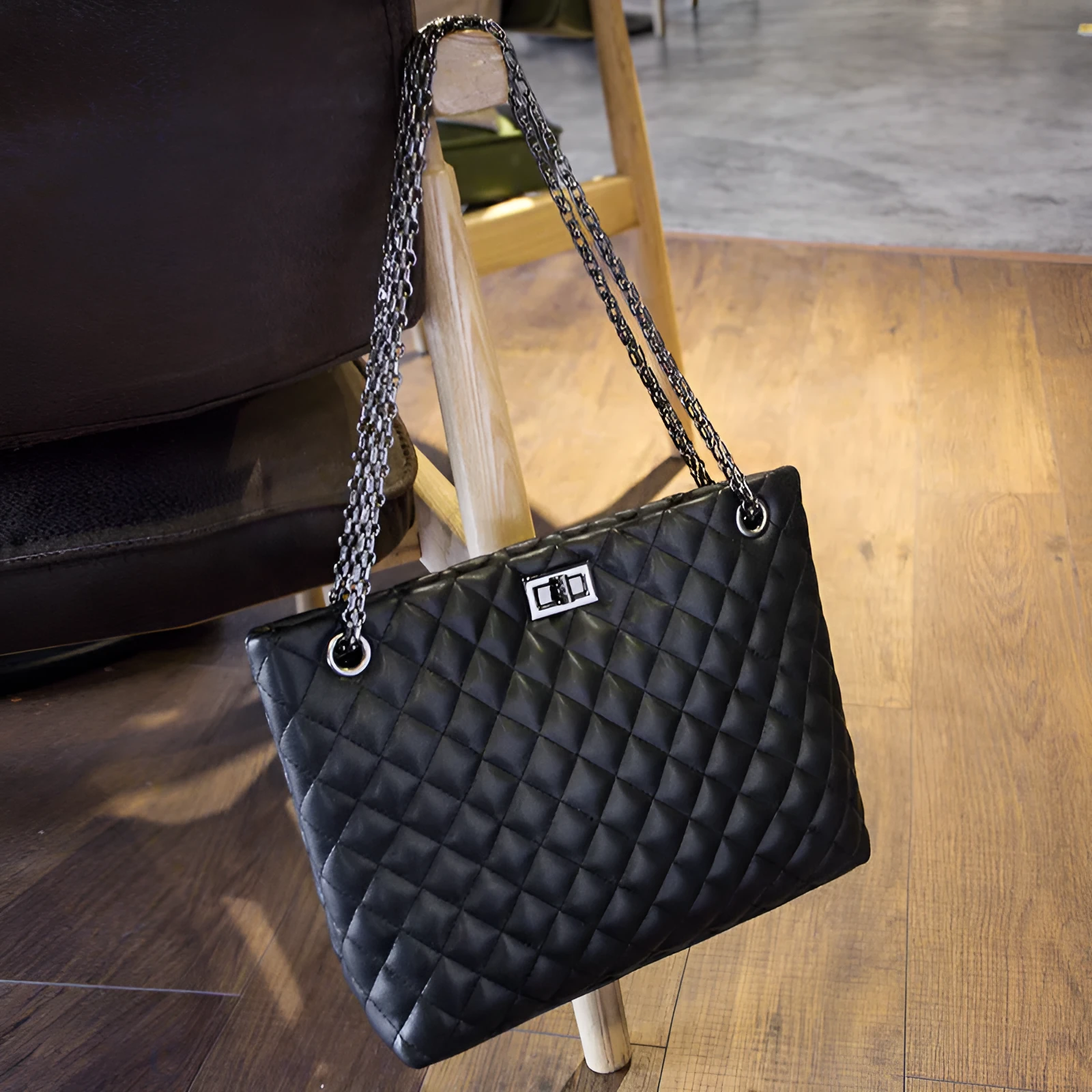 Women's shoulder bag with rhombic chain, cotton lining, black or gules colour, 20cm height