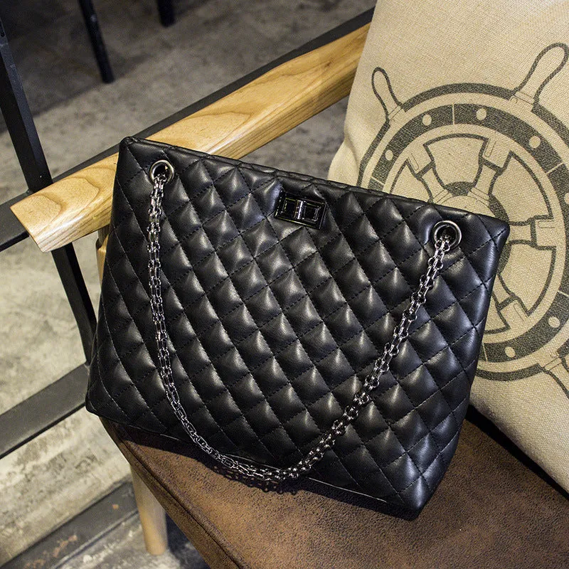 Women's shoulder bag with rhombic chain, cotton lining, black or gules colour, 20cm height