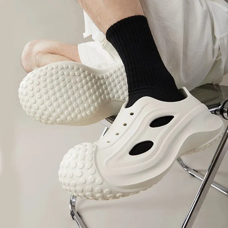 Fashion thick-soled EVA clogs slippers in black for women and men, non-slip indoor outdoor beach shoes with wrapped toe