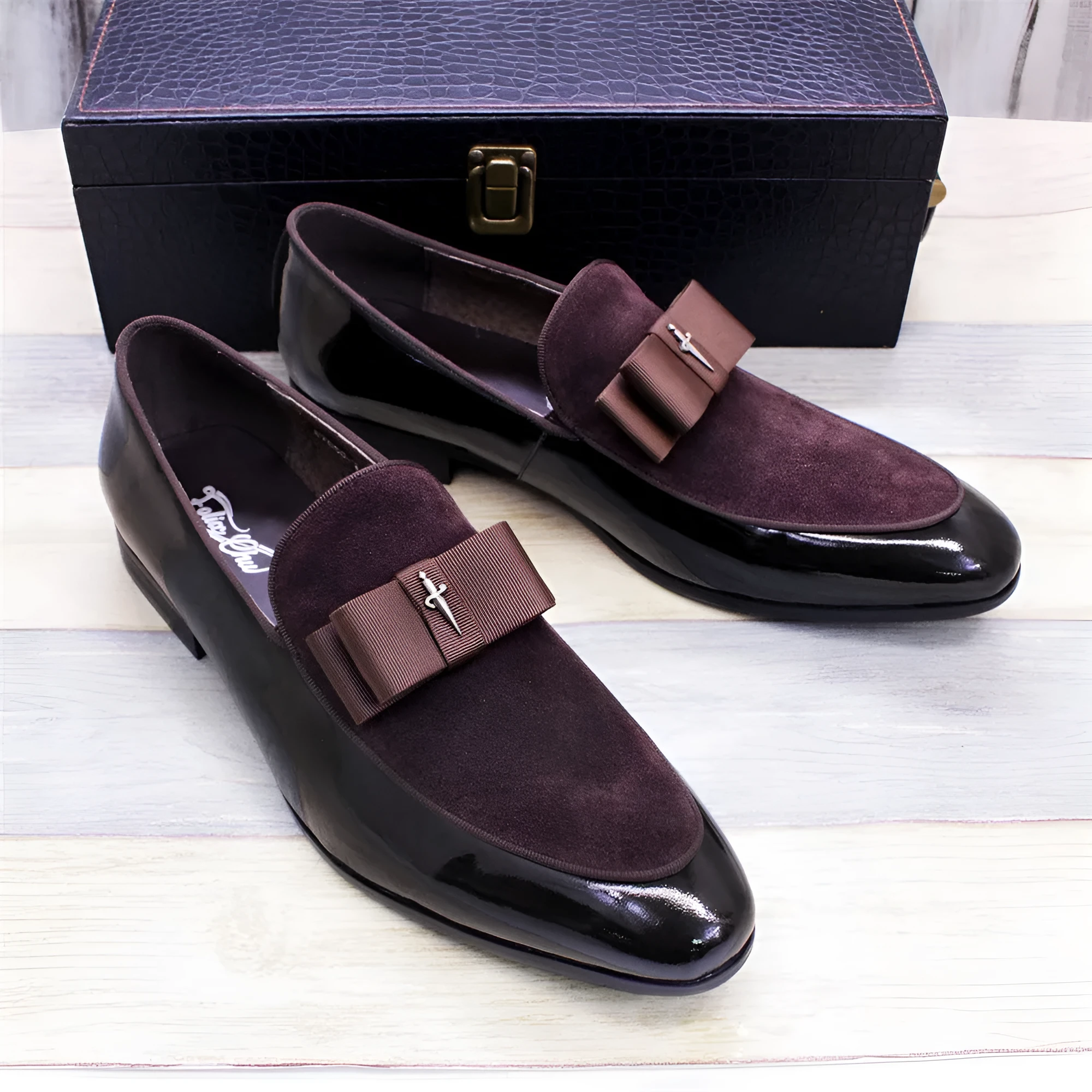 Men's low-top patent leather shoes in black with a tassel detail and rubber sole.