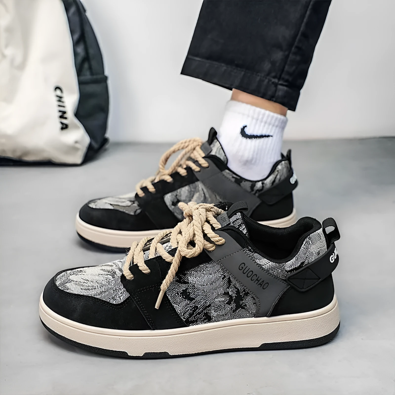 Men's niche design oil painting sneakers in beige green with PU upper, low-top silhouette