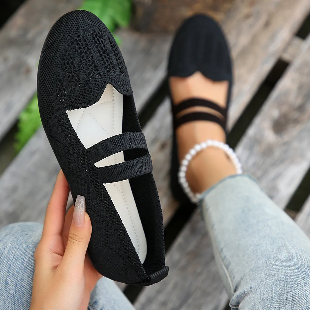Women's casual mesh slip-on flats in black with round toe, flat heel, and breathable upper