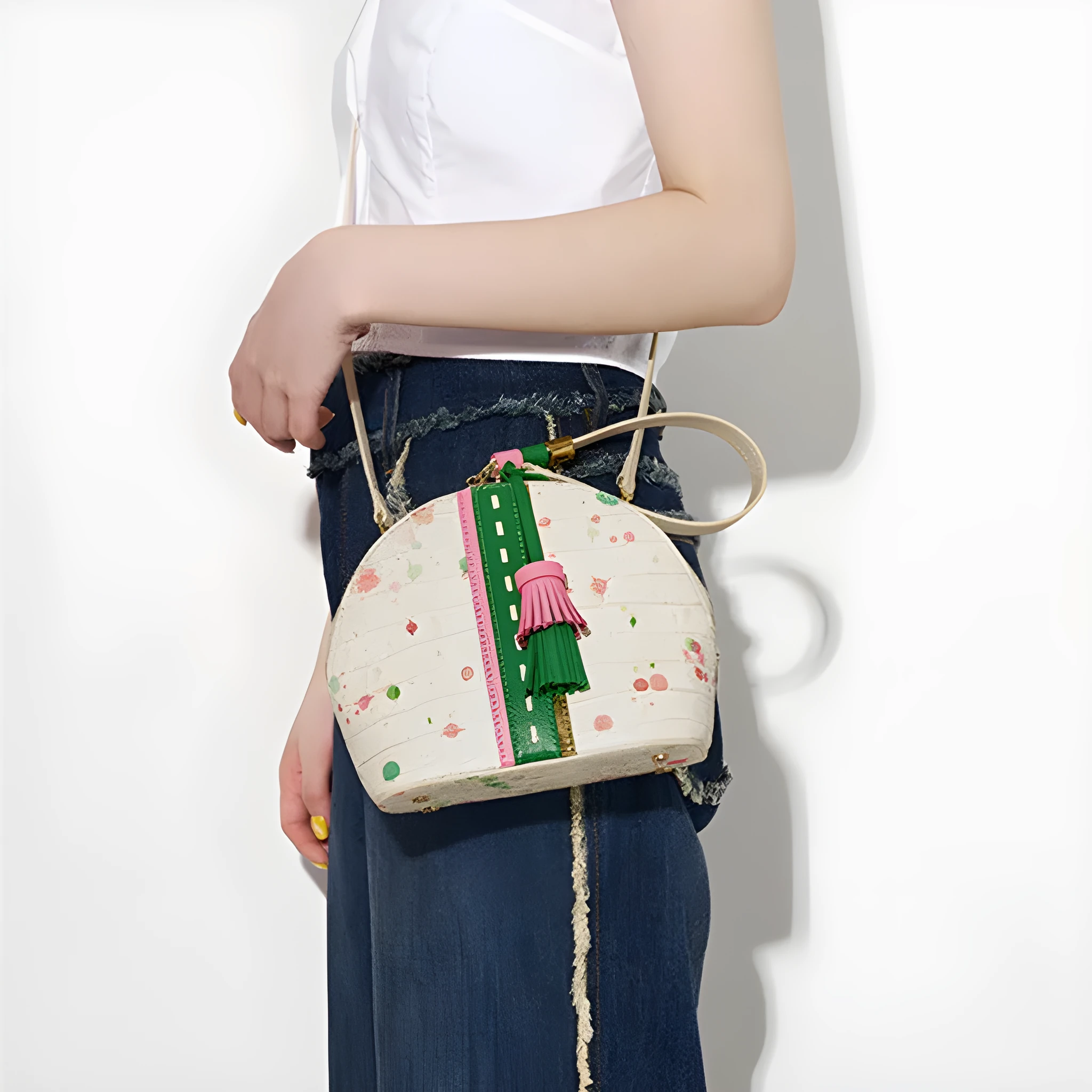 Women's shell-shaped tassel handbag in Gypsophila colour made from genuine cow leather with zipper closure