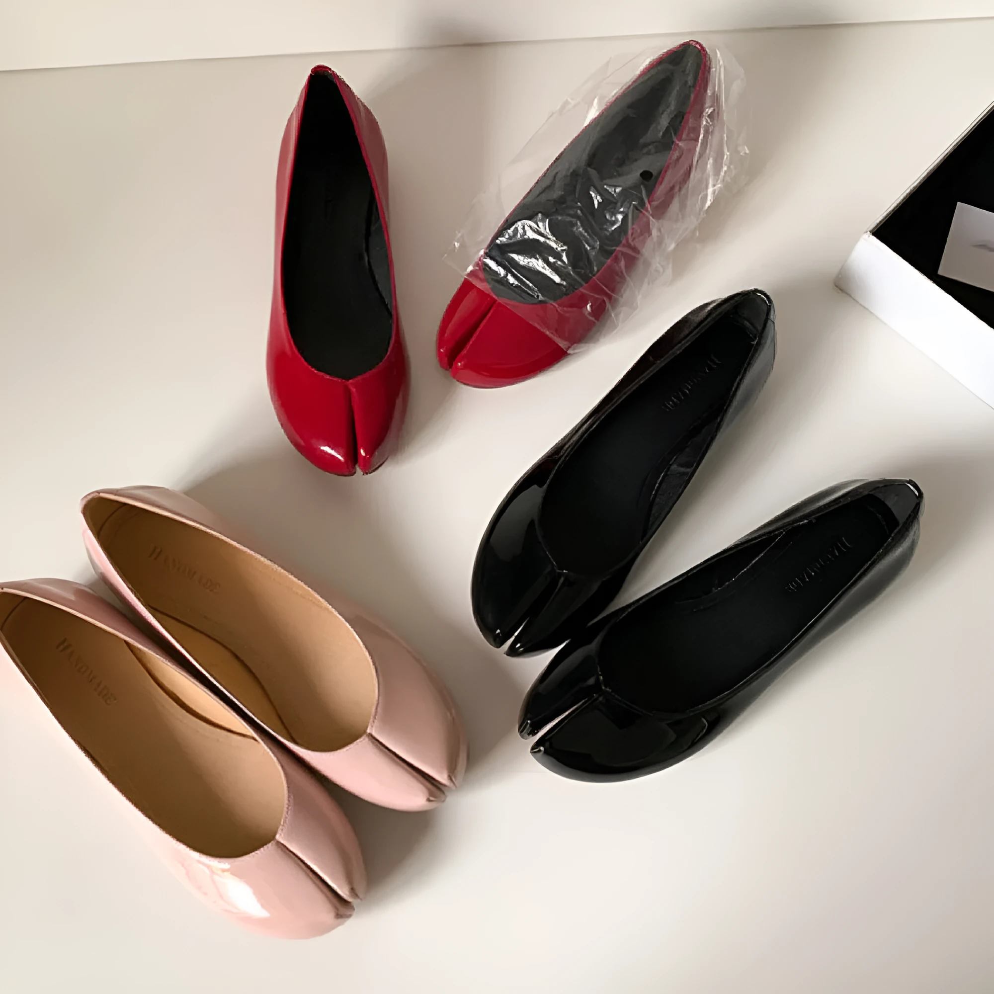 Women's flat split-toe shoes in red cowhide leather, solid colour design