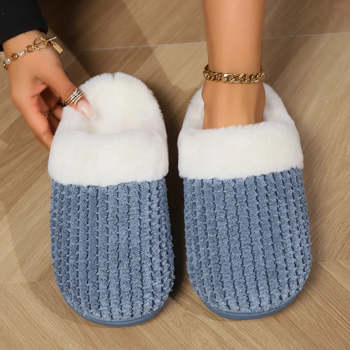 Fluffy plush unisex casual slippers in solid colour with plush upper for indoor wear