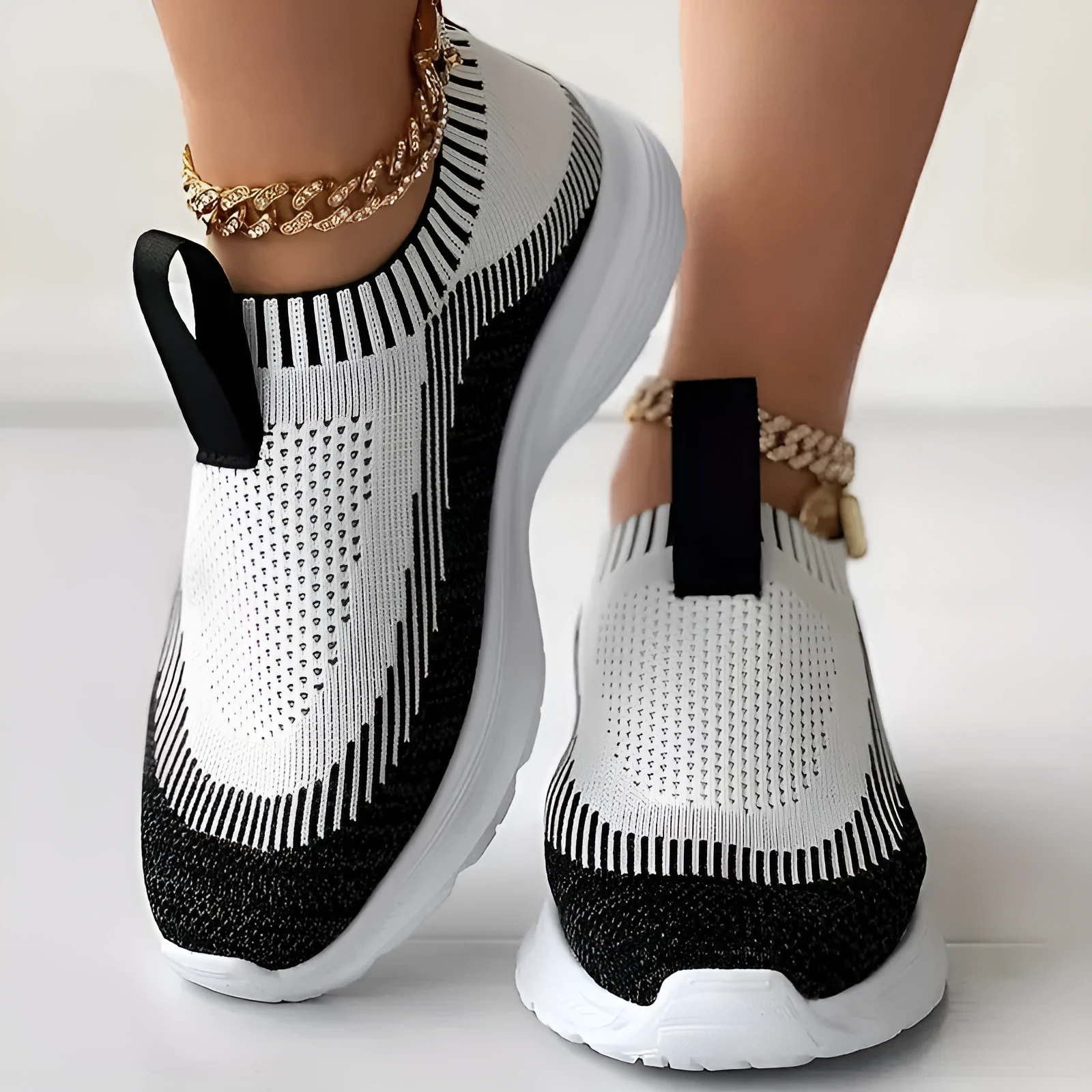 Women's casual sports shoes in solid colour with mesh upper, sizes 36-43