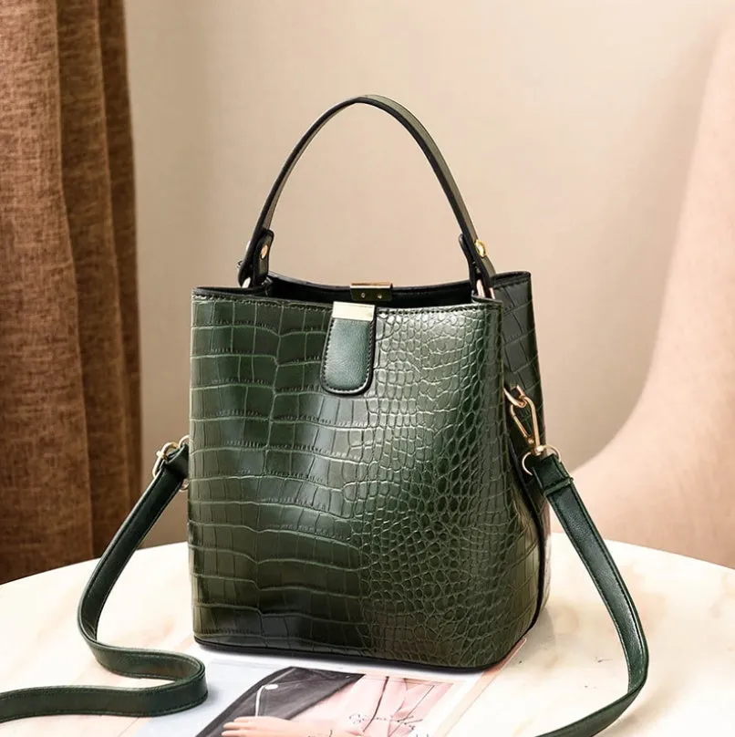 Women's shoulder bag messenger bag in PU leather with multiple internal compartments and zipper pocket