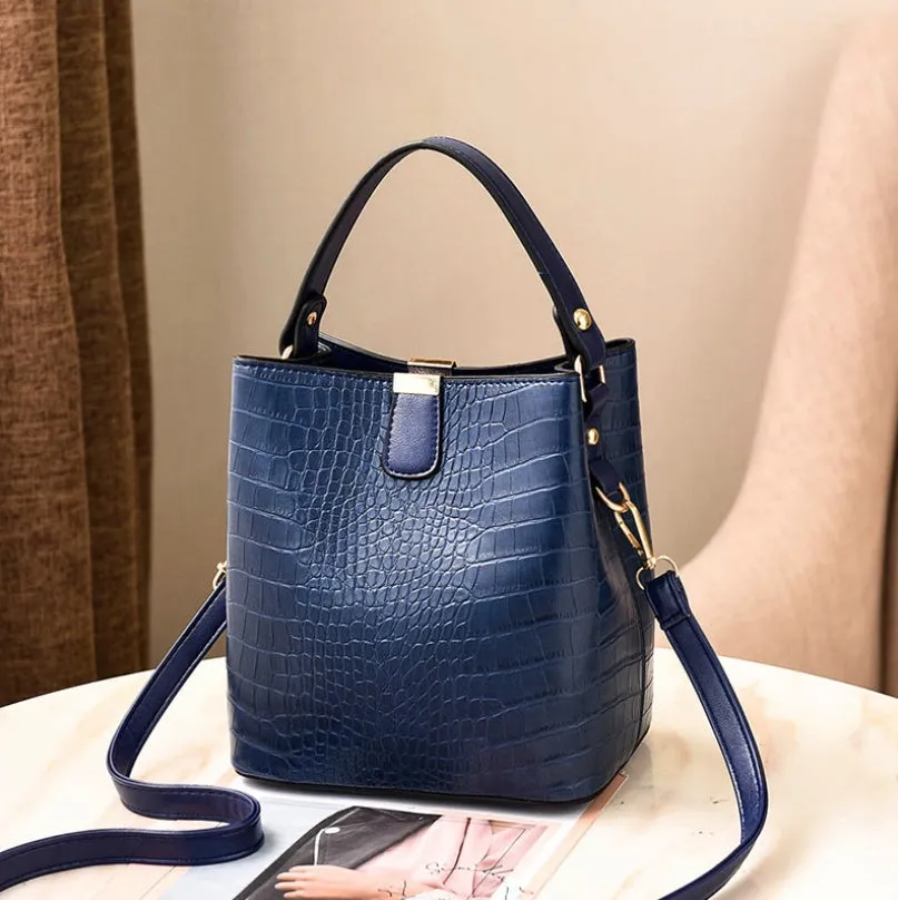 Women's shoulder bag messenger bag in PU leather with multiple internal compartments and zipper pocket