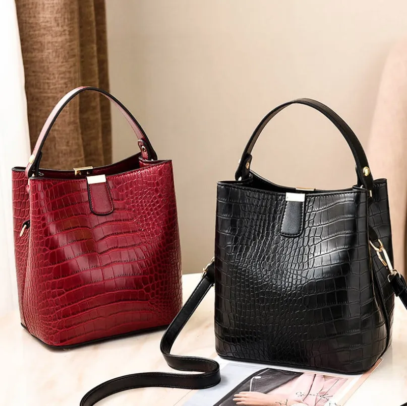 Women's shoulder bag messenger bag in PU leather with multiple internal compartments and zipper pocket