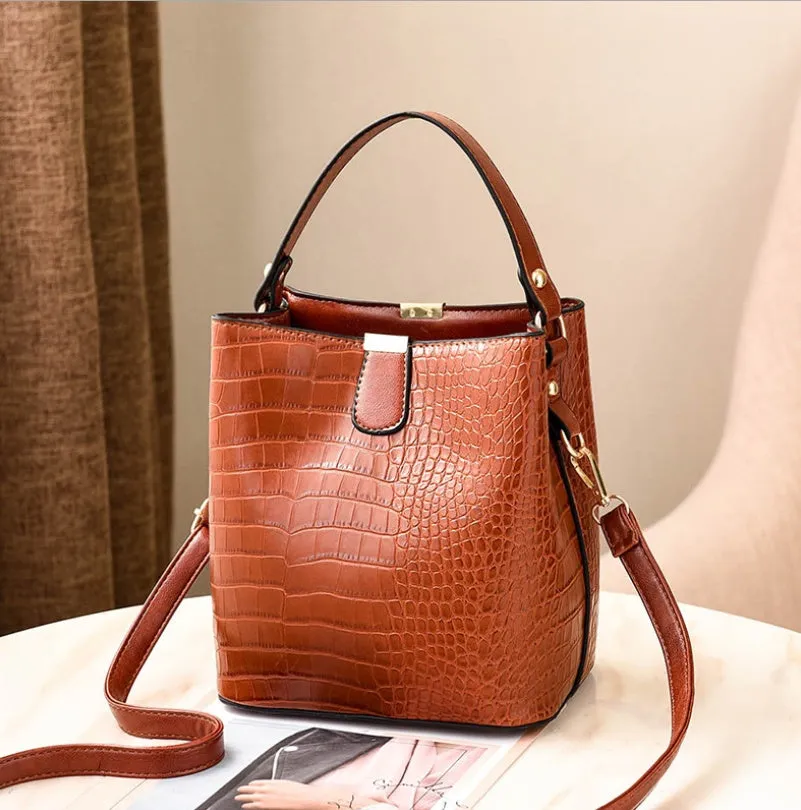 Women's shoulder bag messenger bag in PU leather with multiple internal compartments and zipper pocket