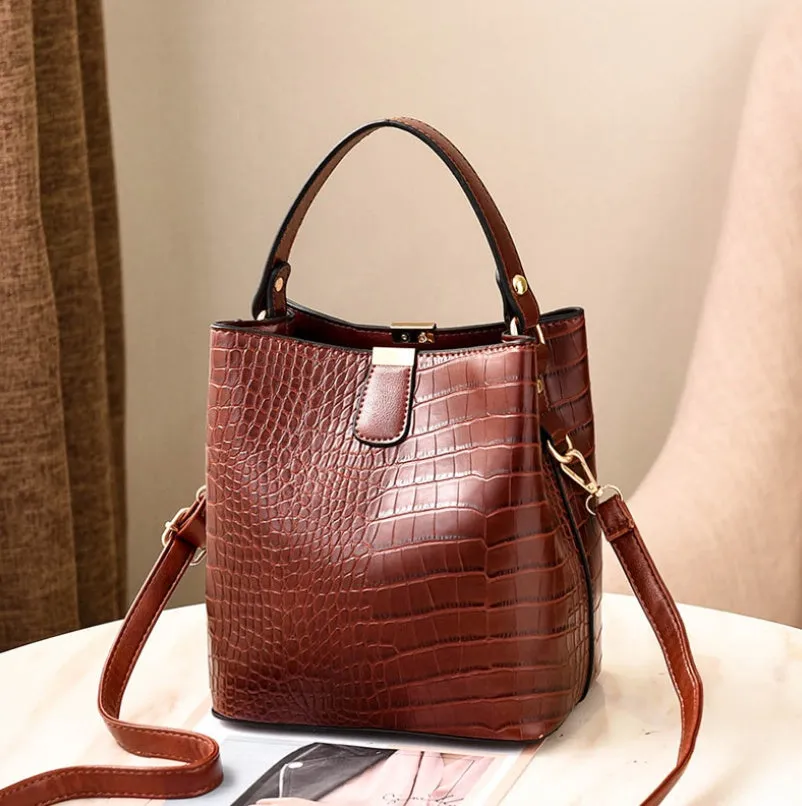 Women's shoulder bag messenger bag in PU leather with multiple internal compartments and zipper pocket