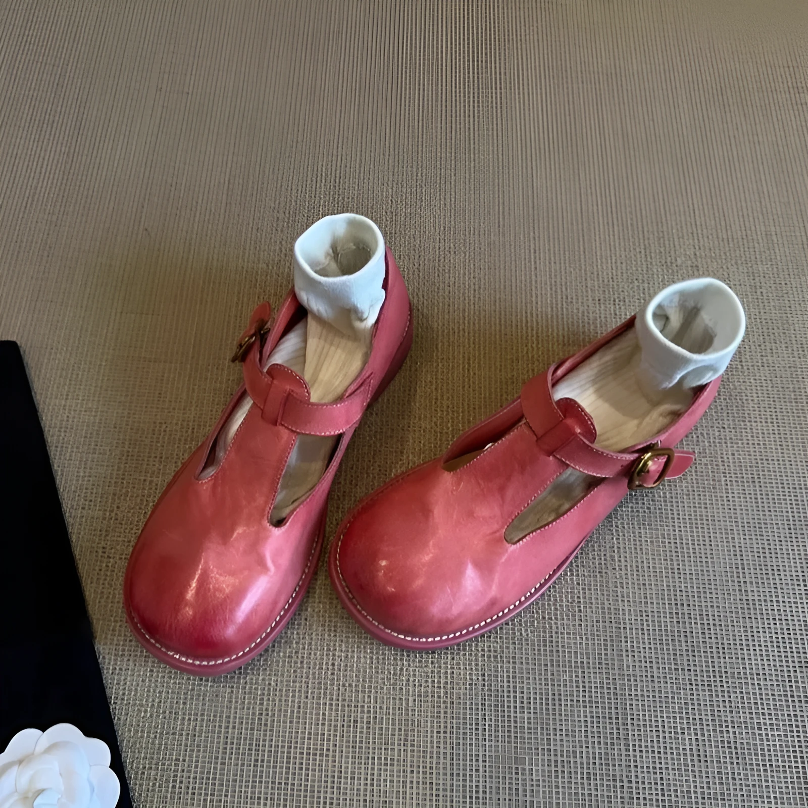 Women's retro round toe pumps in pink brush colour with low heel and buckle closure