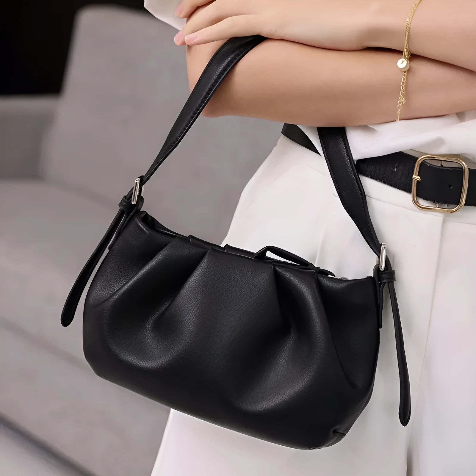 Genuine leather one-shoulder crossbody bag with folds cloud design, zip closure, compact 20x13x7cm size, black colour