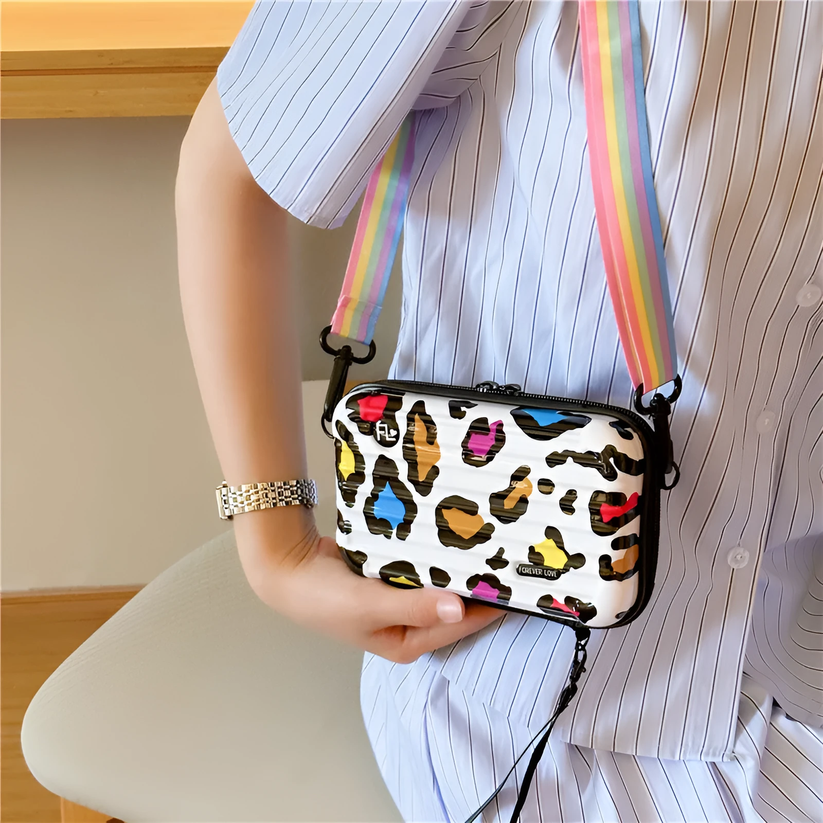 PVC one-shoulder cross body bag with geometric pattern, 18cm width, 11cm height, 110cm strap