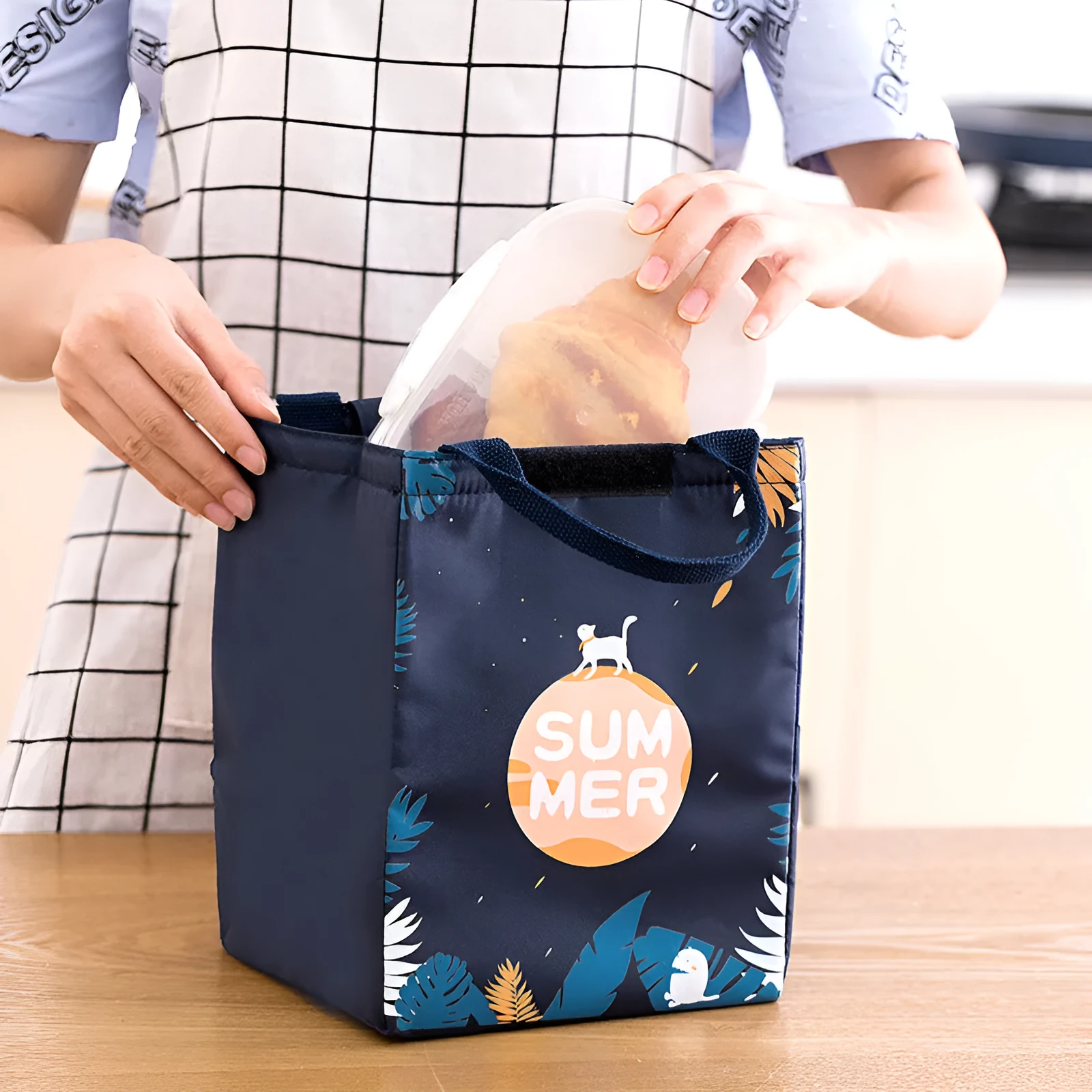 Insulated Oxford cloth lunch bag with shoulder strap in printed designs for office workers