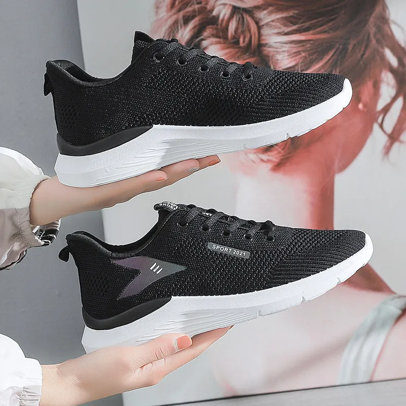 Women's flyknit sneakers in beige with low-top flat heel design and front lace-up fastening