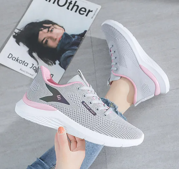 Women's flyknit sneakers in beige with low-top flat heel design and front lace-up fastening