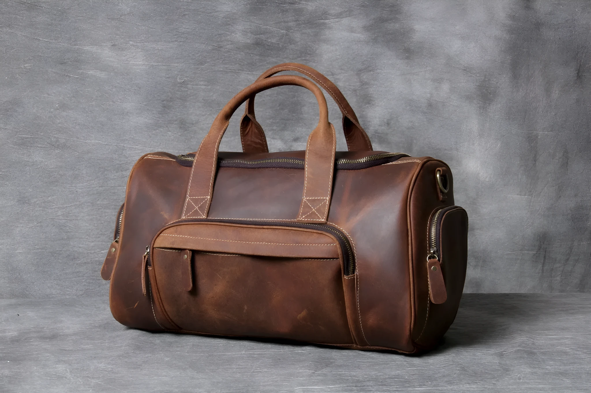 Genuine leather travel bag 20-35L capacity dark brown retro hand luggage with soft handle and shoulder strap