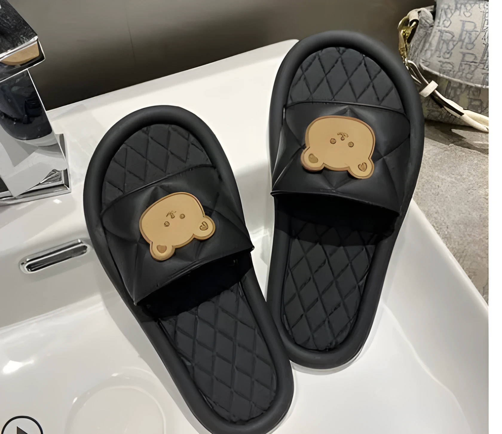 Bear slippers with non-slip EVA sole, flat bottom style, in beige colour, side view