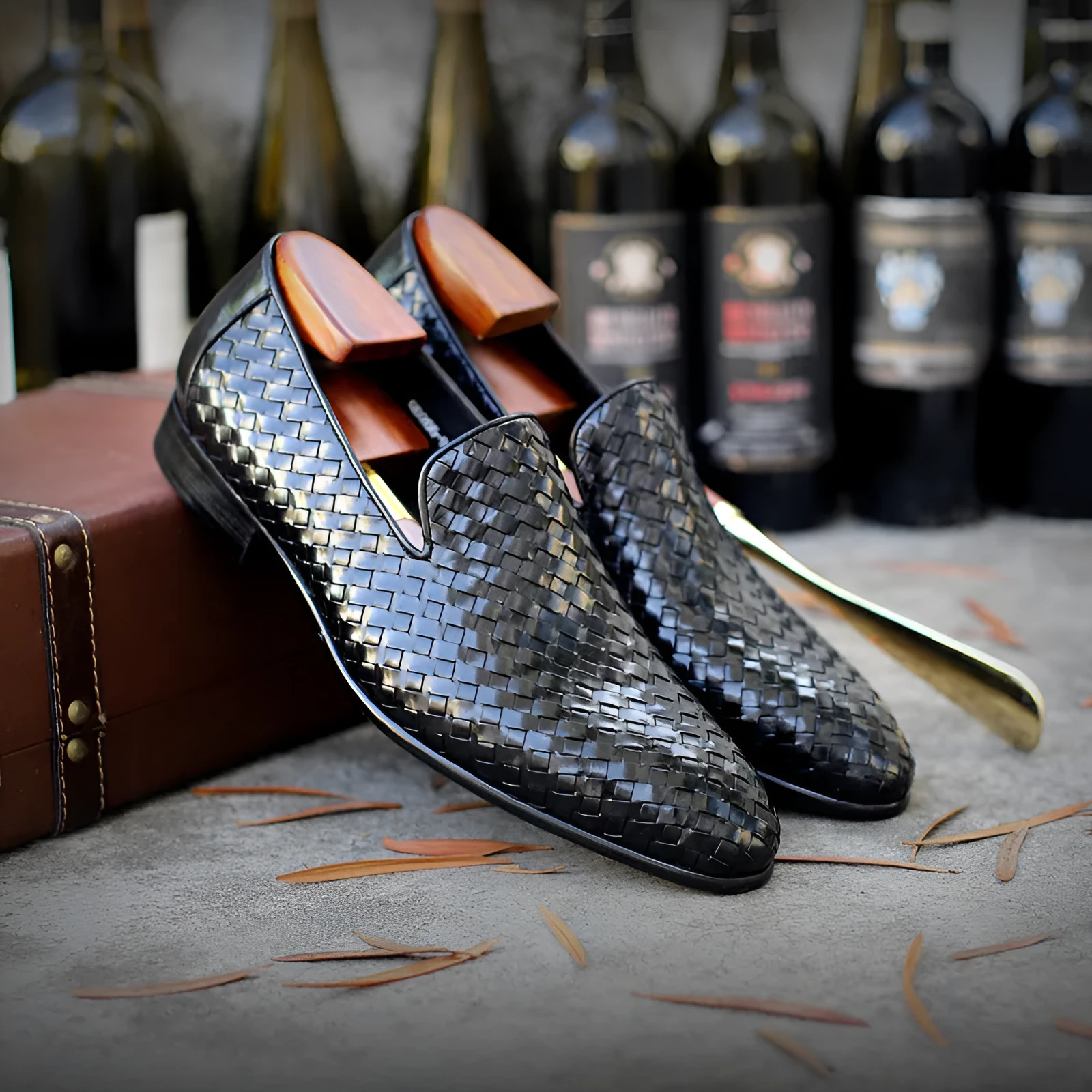 Men's cowhide woven leather business shoes with rubber sole in black, low-top vintage style with leather toe cap