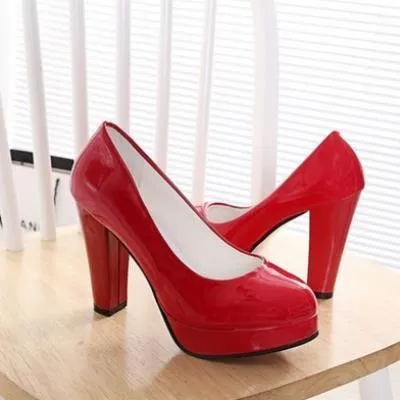 Women's plain patent leather pumps in black with low rubber sole and low upper height