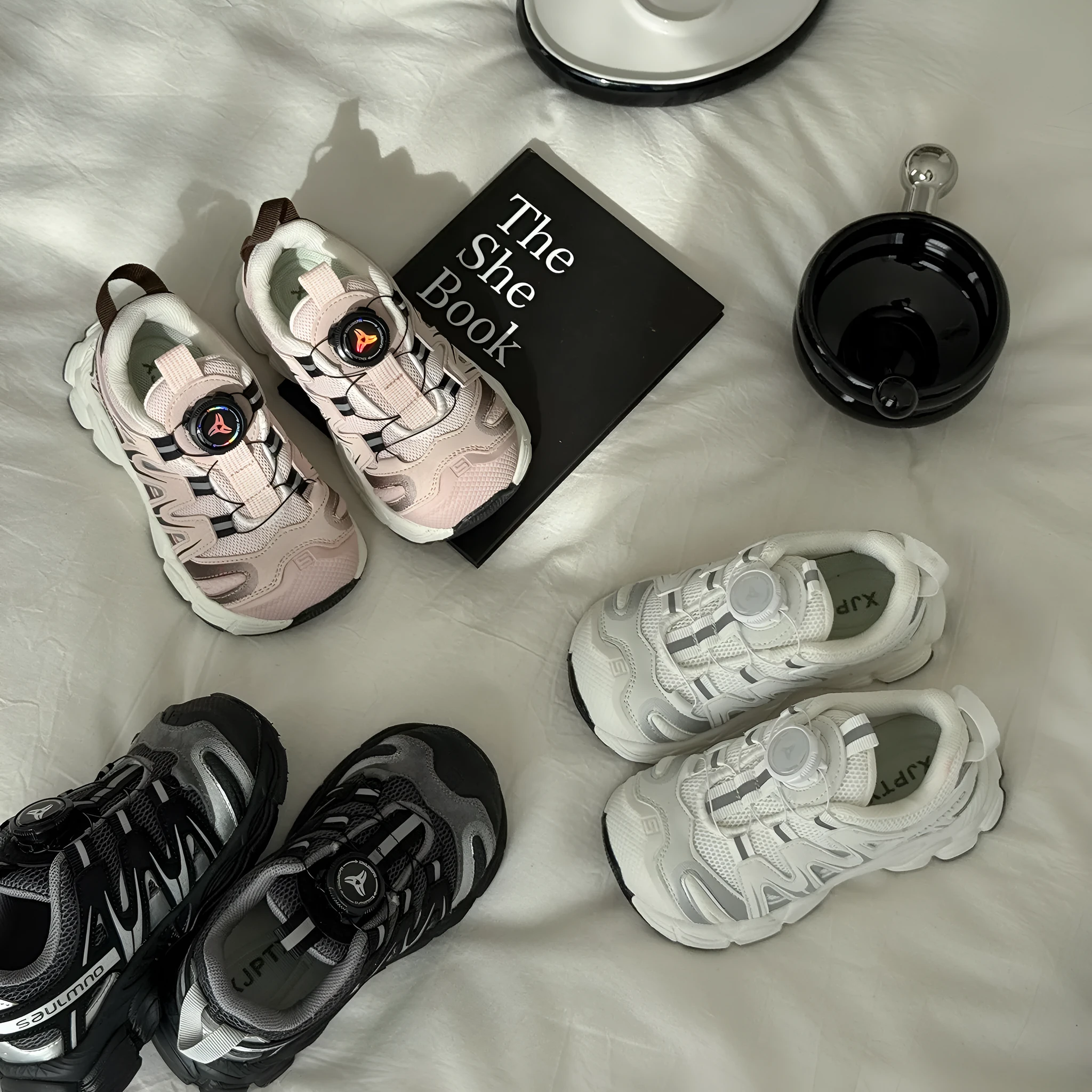 Lightweight casual shoes with breathable mesh and PU leather upper in solid colour options